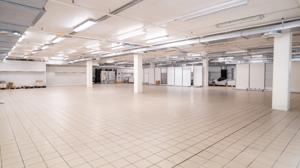 Grande arcade au coeur du centre commercial de la Gottaz à Morges
