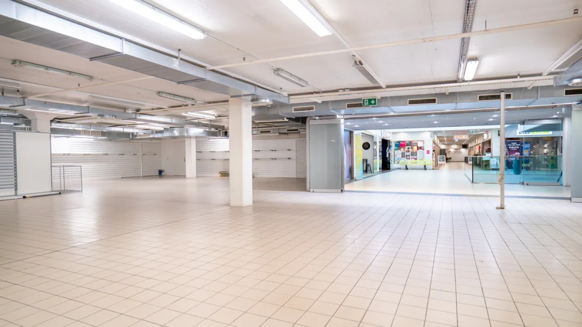 Grande arcade au coeur du centre commercial de la Gottaz à Morges