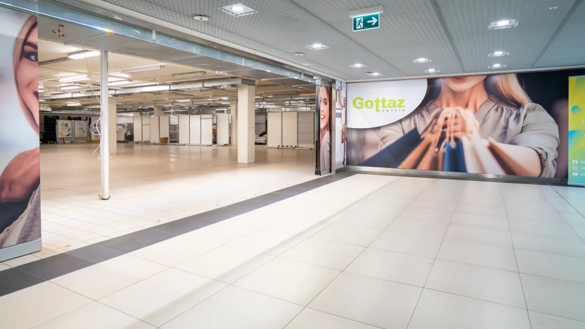 Grande arcade au coeur du centre commercial de la Gottaz à Morges