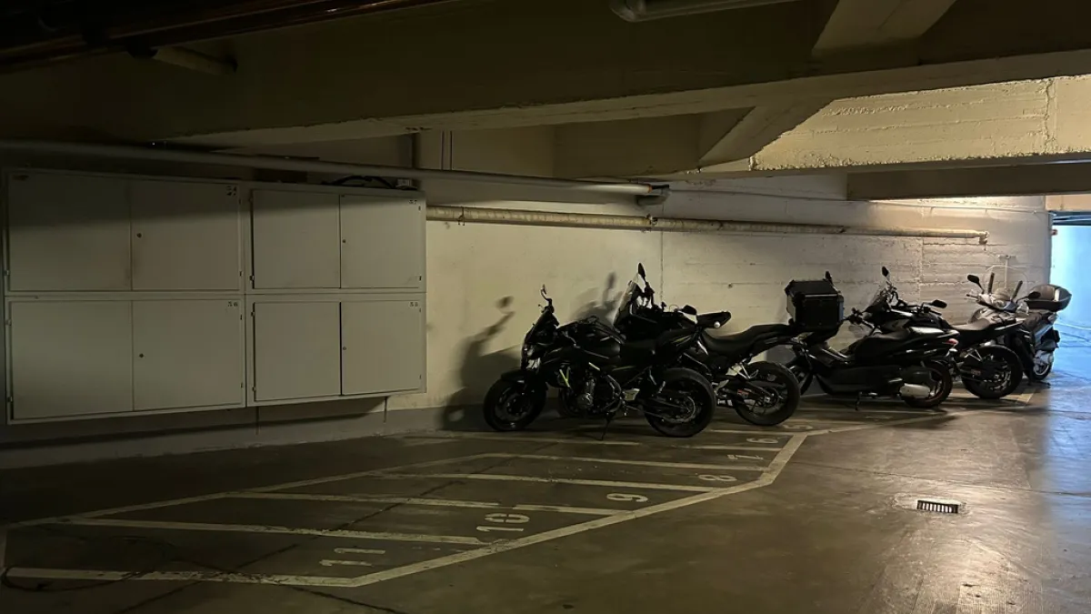 Place de parc moto à louer à Ecublens