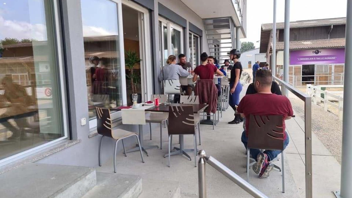 Restaurant club house, avec terrasse, à louer