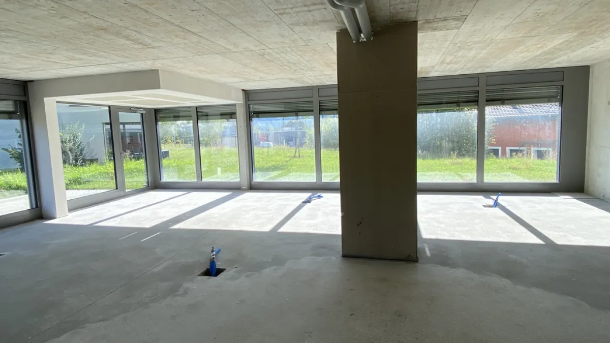 Vallorbe - le Day - Local commercial de plain-pied avec vitrines