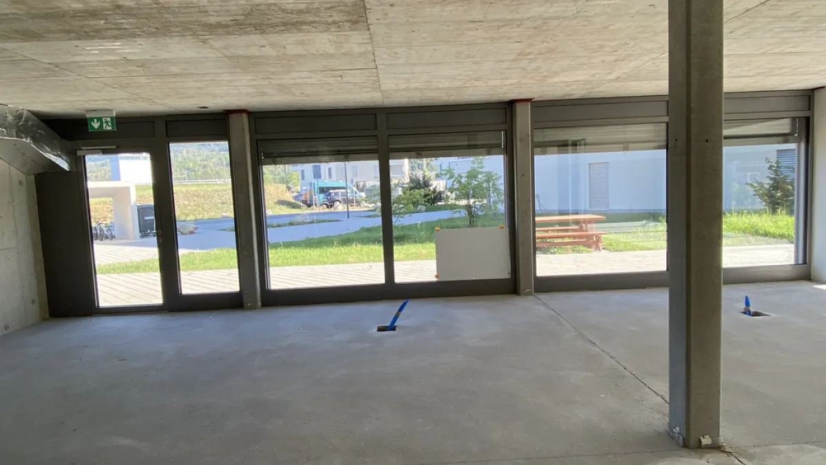 Vallorbe - le Day - Local commercial de plain-pied avec vitrines