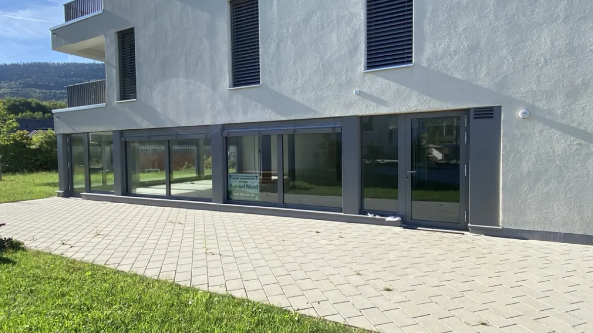 Vallorbe - le Day - Local commercial de plain-pied avec vitrines