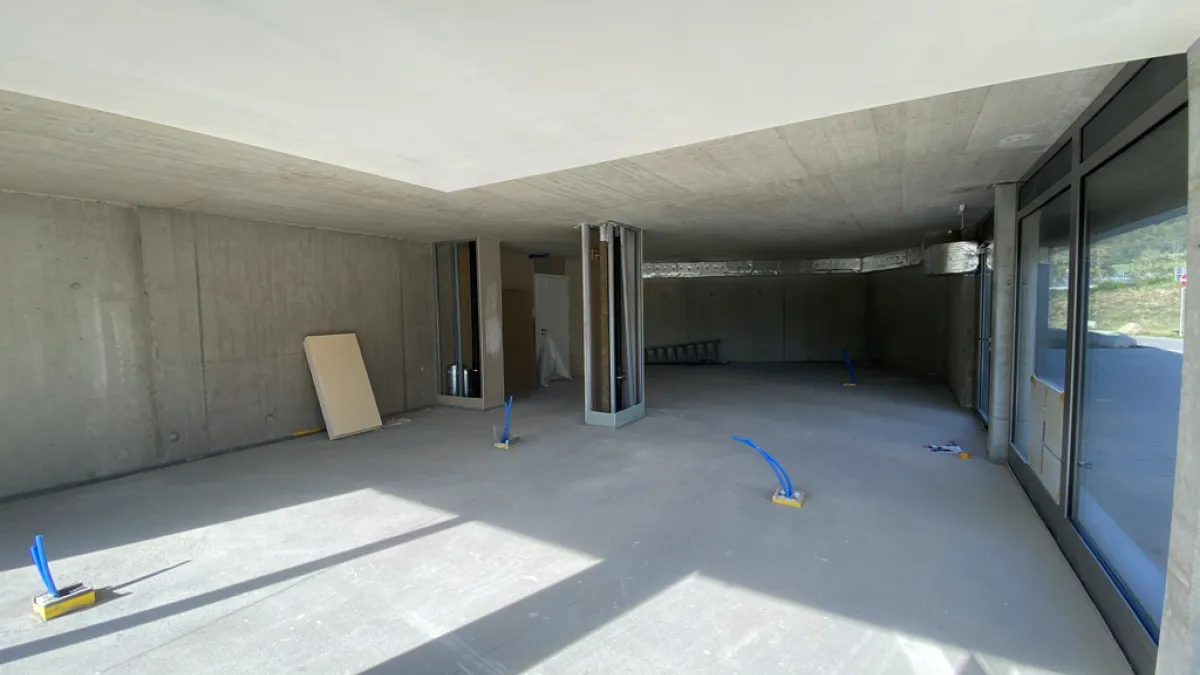 Vallorbe - le Day - Local commercial de plain-pied avec vitrines