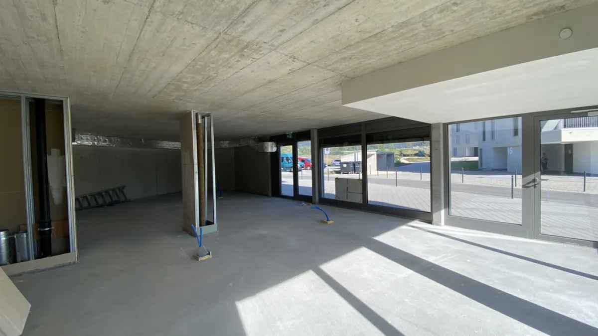 Vallorbe - le Day - Local commercial de plain-pied avec vitrines