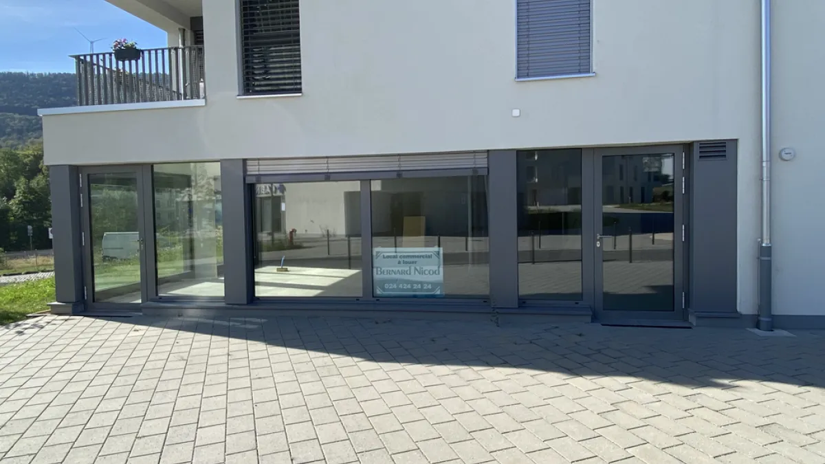 Vallorbe - le Day - Local commercial de plain-pied avec vitrines