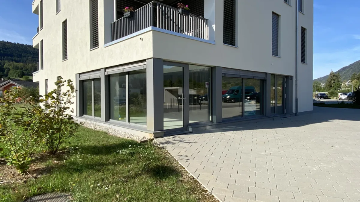 Vallorbe - le Day - Local commercial de plain-pied avec vitrines