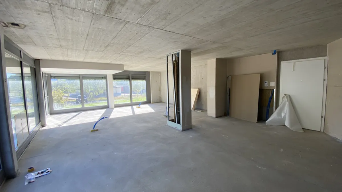 Vallorbe - le Day - Local commercial de plain-pied avec vitrines