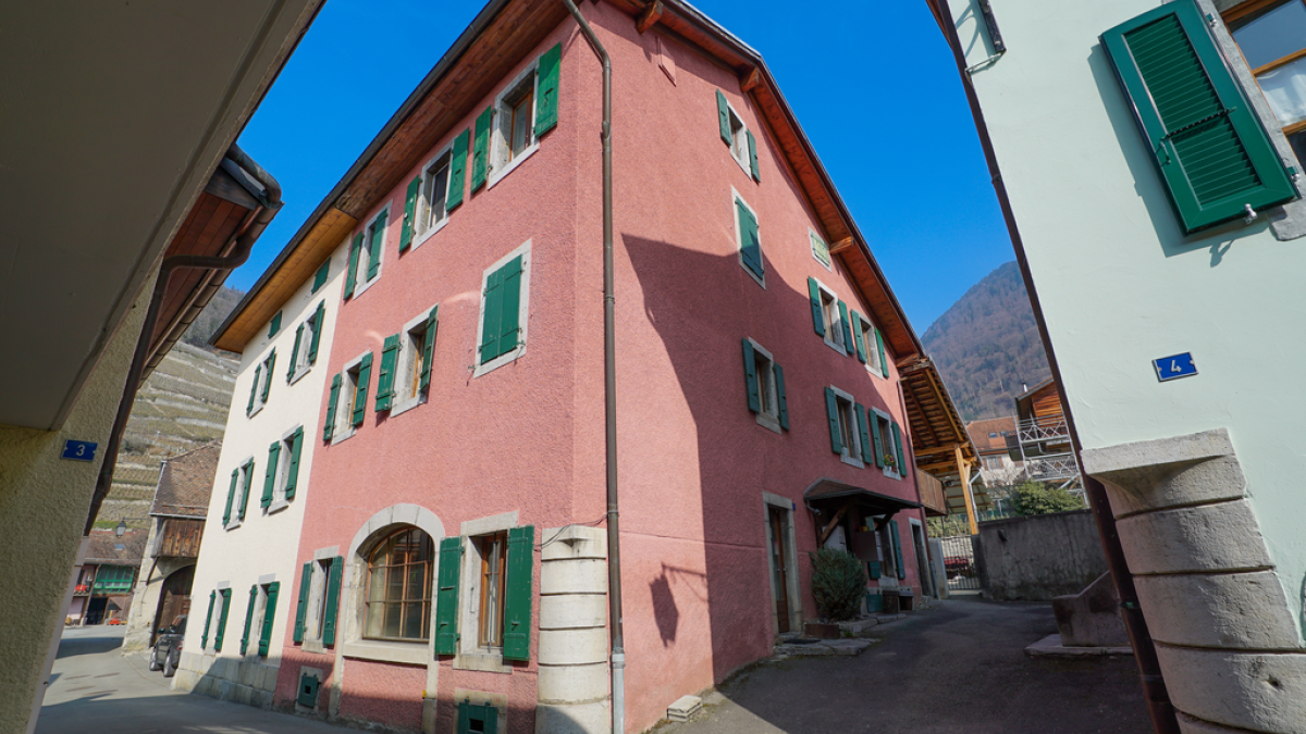 Appartement de 3 pièces au 1er étage d'un immeuble de village