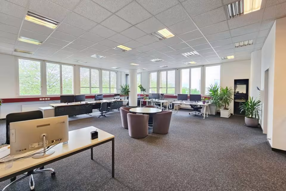 Bureaux/artisanal au 1er étage 234m² à vendre avec 6 places de parking intérieures 