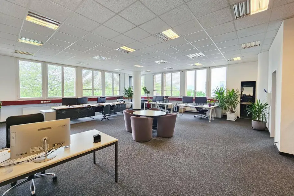 Bureaux/artisanal au 1er étage 234m² à vendre avec 6 places de parking intérieures 