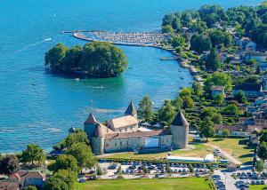 UNIQUE! Attique de 5.5 pièces de 180m2 bénéficiant d'un rooftop terrasse de 168m2 avec vue panoramique sur le lac et les Alpes