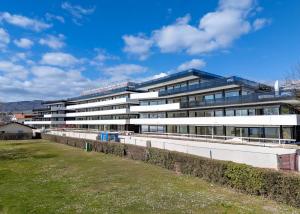 UNIQUE! Attique de 5.5 pièces de 180m2 bénéficiant d'un rooftop terrasse de 168m2 avec vue panoramique sur le lac et les Alpes