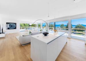 Luxueux 4.5 pièces traversant avec balcon couvert de 76m2 et vue lac