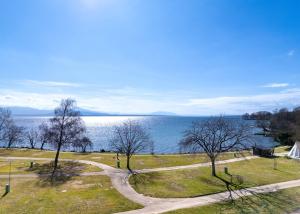 Luxueux 4.5 pièces traversant avec balcon couvert de 76m2 et vue lac