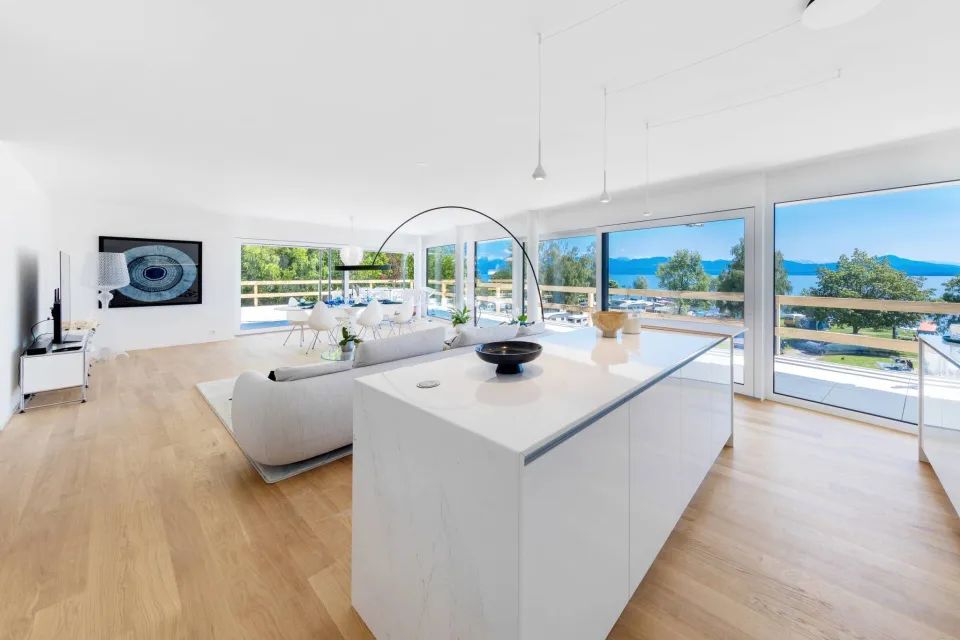 Luxueux 4.5 pièces traversant avec balcon couvert de 76m2 et vue lac