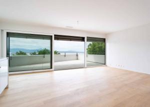 UNIQUE! Attique de 5.5 pièces de 180m2 bénéficiant d'un rooftop terrasse de 168m2 avec vue panoramique sur le lac et les Alpes