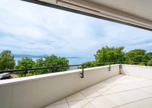 UNIQUE! Attique de 5.5 pièces de 180m2 bénéficiant d'un rooftop terrasse de 168m2 avec vue panoramique sur le lac et les Alpes