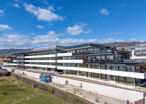 UNIQUE! Attique de 5.5 pièces de 180m2 bénéficiant d'un rooftop terrasse de 168m2 avec vue panoramique sur le lac et les Alpes