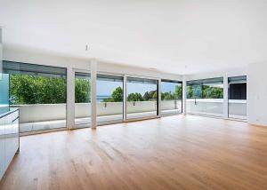 Luxueux 4.5 pièces traversant avec balcon couvert de 76m2 et vue lac