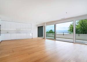 Luxueux 4.5 pièces traversant avec balcon couvert de 76m2 et vue lac