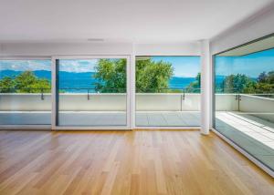 Luxueux 4.5 pièces traversant avec balcon couvert de 76m2 et vue lac