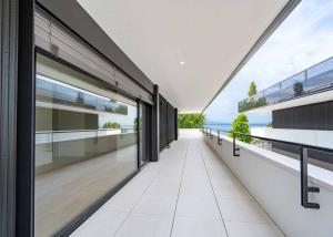 Luxueux 4.5 pièces traversant avec balcon couvert de 76m2 et vue lac