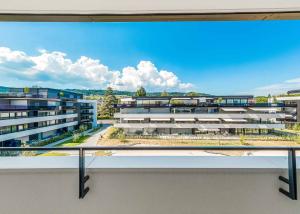 Luxueux 4.5 pièces traversant avec balcon couvert de 76m2 et vue lac