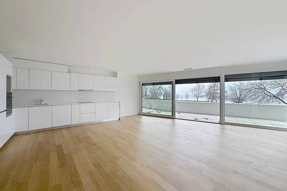 Spacieux 3.5 pièces traversant de 108m2 avec 2 balcons et vue sur le lac