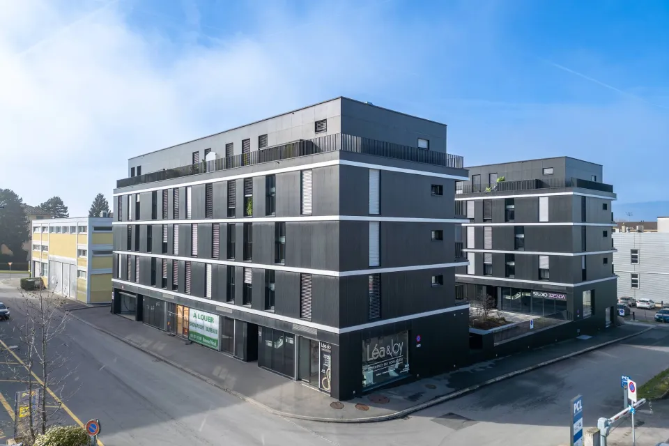 Espace unique et lumineux de 99 m2 sur 2 niveaux: idéal pour atelier, showroom, bureau ou plus !