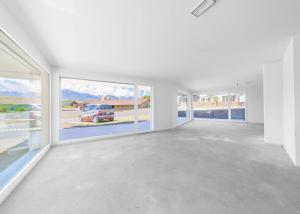 Spacieuse et lumineuse surface commerciale neuve de 97 m2
