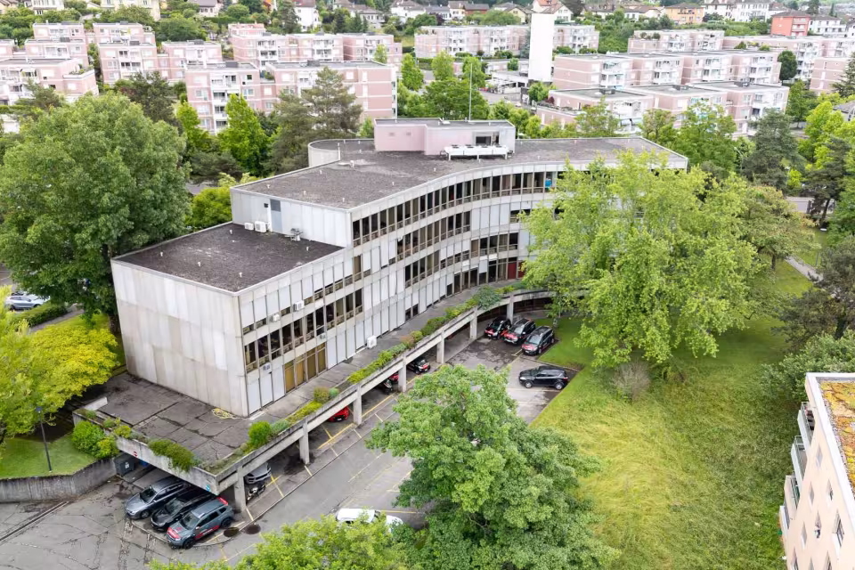 Des bureaux adaptés à votre croissance avec cafétéria et salle de réunion