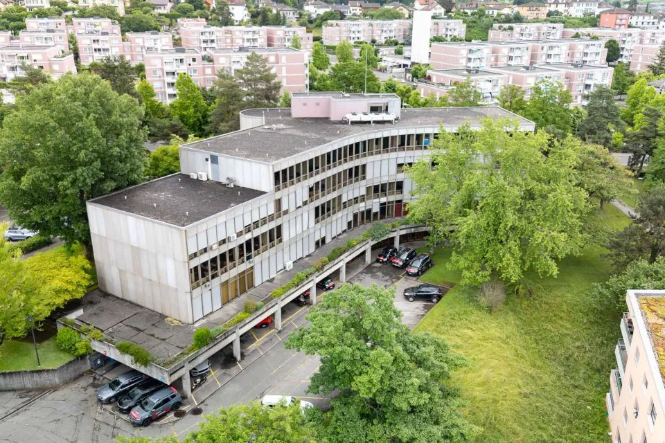 Des bureaux adaptés à votre croissance avec cafétéria et salle de réunion