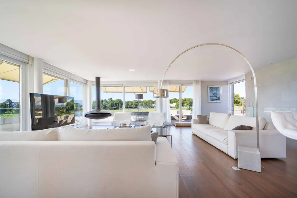 Somptueuse propriété avec piscine et vue panoramique sur le lac