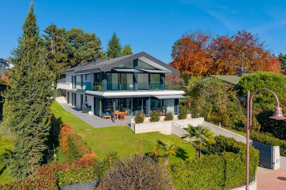 Un bien d’exception alliant confort, modernité, espaces généreux et vue lac