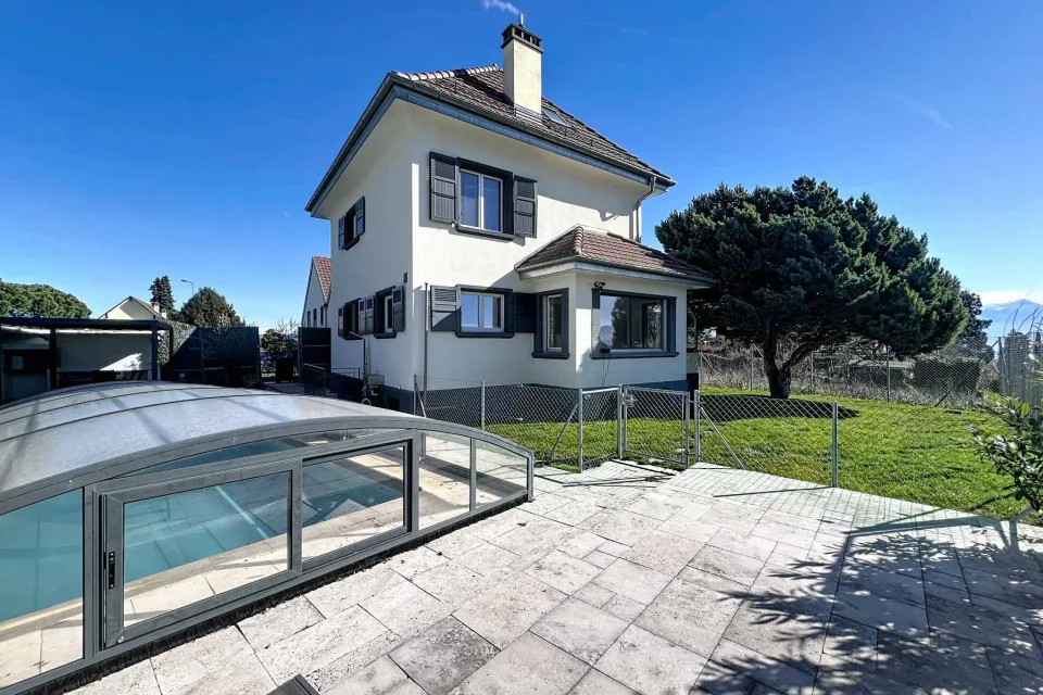 Spacieuse villa avec piscine - Vue lac -              Local indépendant aménagé 
