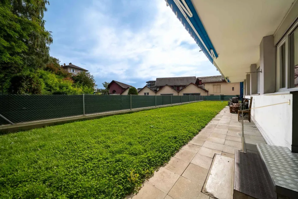 Bel appartement de 2,5 pièces 
en rez de jardin et plein centre ville !