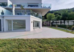Spacieuse et lumineuse surface commerciale neuve de 114 m2