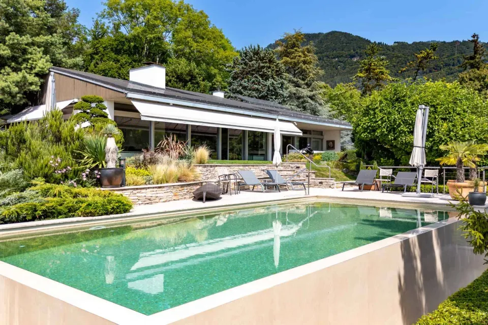 Superbe propriété de 7.5 Pièces avec piscine - potentiel de développement