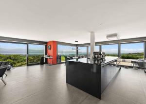 Exceptionnelle villa avec piscine et vue panoramique sur le lac