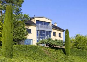 Villa baignée de lumière avec vue imprenable sur le lac