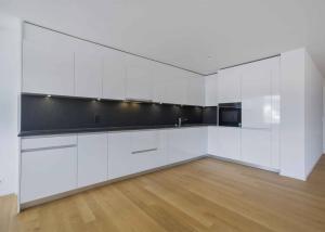 Appartement neuf traversant de 4.5 pièces avec deux balcons