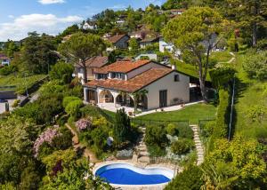 Élégante villa provençale avec piscine et vue panoramique sur le lac Léman et les Alpes