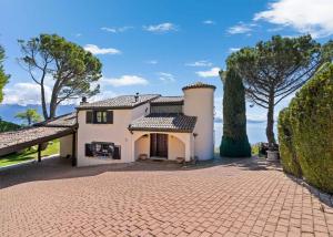 Élégante villa provençale avec piscine et vue panoramique sur le lac Léman et les Alpes