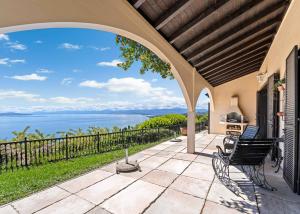 Élégante villa provençale avec piscine et vue panoramique sur le lac Léman et les Alpes