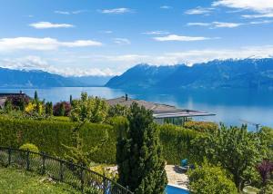 Élégante villa provençale avec piscine et vue panoramique sur le lac Léman et les Alpes