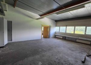 Surface d'atelier-show-room idéalement situé dans zone en périphérie de Bussigny