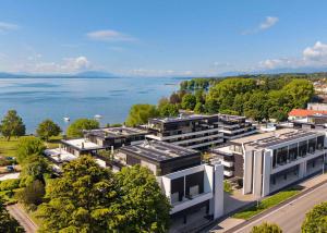 Élégance contemporaine et jardin privatif à deux pas du lac