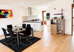 Maison individuelle de 5 pièces avec grand jardin et garage double